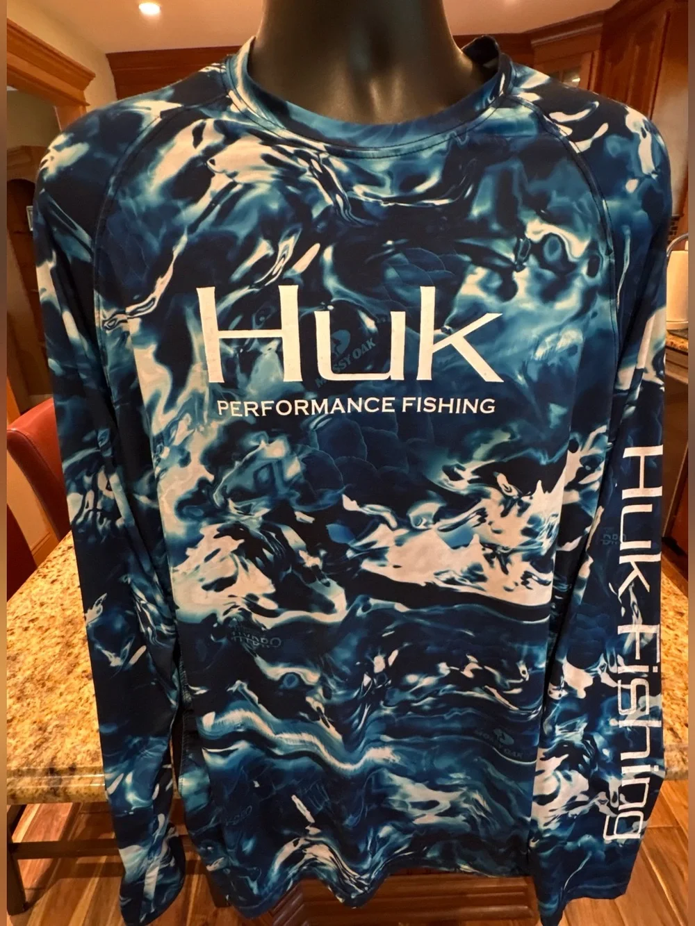 Huk Men's long sleeve Mossy Oak Long Sleeve Fishing shirt. Sharp water print. L